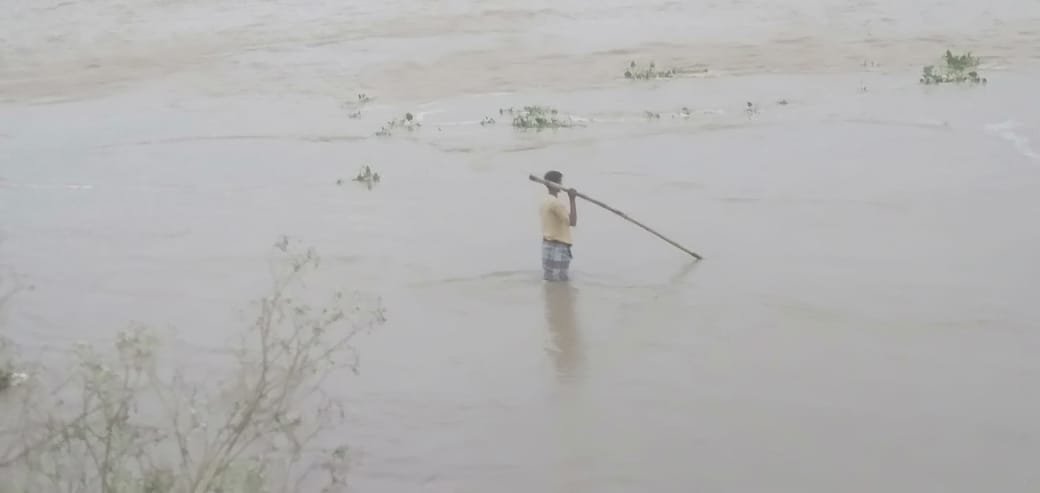 বাঁধ ভেঙ্গে