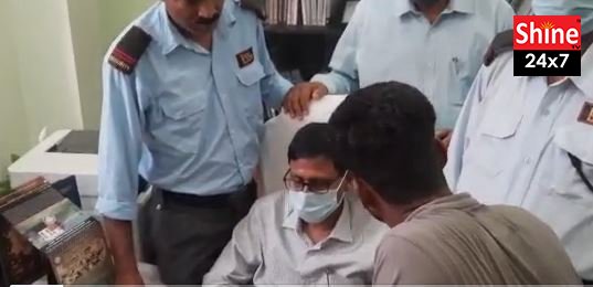 উপাচার্যকে