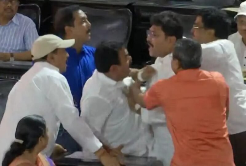 শনিবার অধীবেশন চলাকালীন শাসক-বিরোধী দলের মদ্ধ্যে চুলোচুলি, কলঙ্কিত পুরসভা