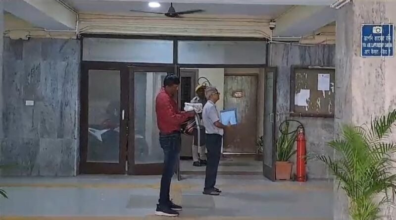 এক ঘন্টায় সিজিও থেকে বেড়িয়ে যান দেবপ্রিয়, জানান, 'শুধু বালু জানে আর ইডি জানে'