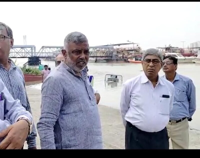 মহালয়ার পূন্যলগ্নে গঙ্গা পরিদর্শনে এলেন পুরসভার মেয়র পারিষদ দেবাশীষ কুমার