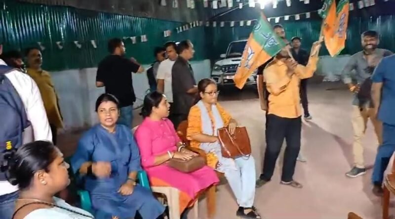 সল্টলেকে বিজেপির রাজ্য দফতরের মেন গেটের সামনে বিক্ষোভ বারাসাতের বিজেপি কর্মীদের